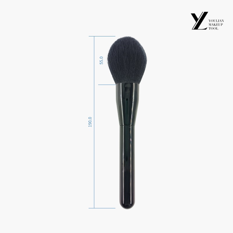 Itim na malaking pulbos na brush