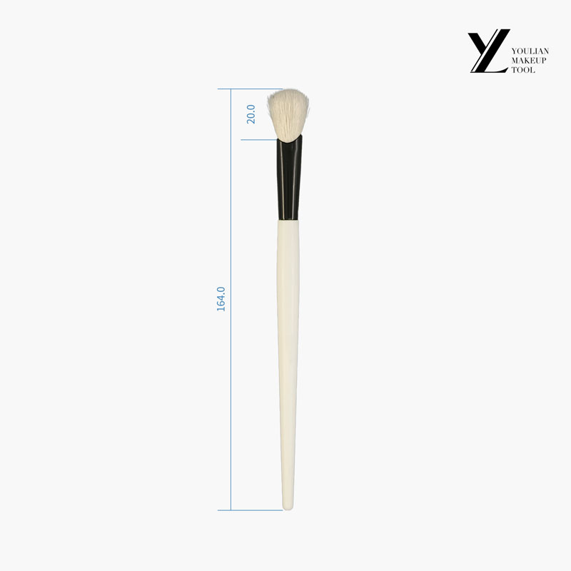 Malaking hinlalaki na hugis ng eyeshadow brush