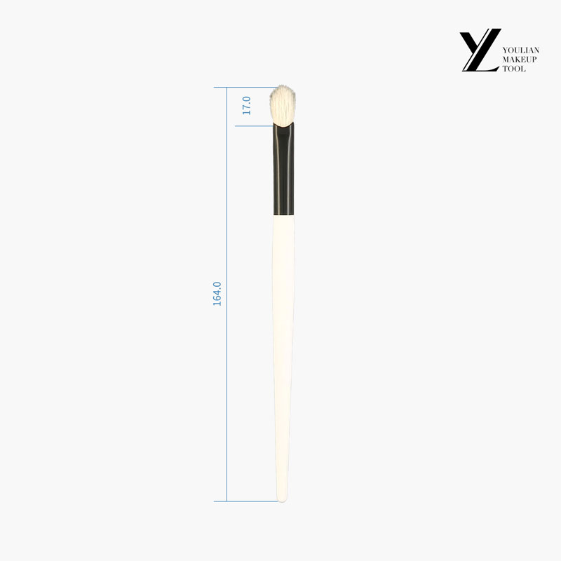 Middle thumb-shaped eyeshadow brush