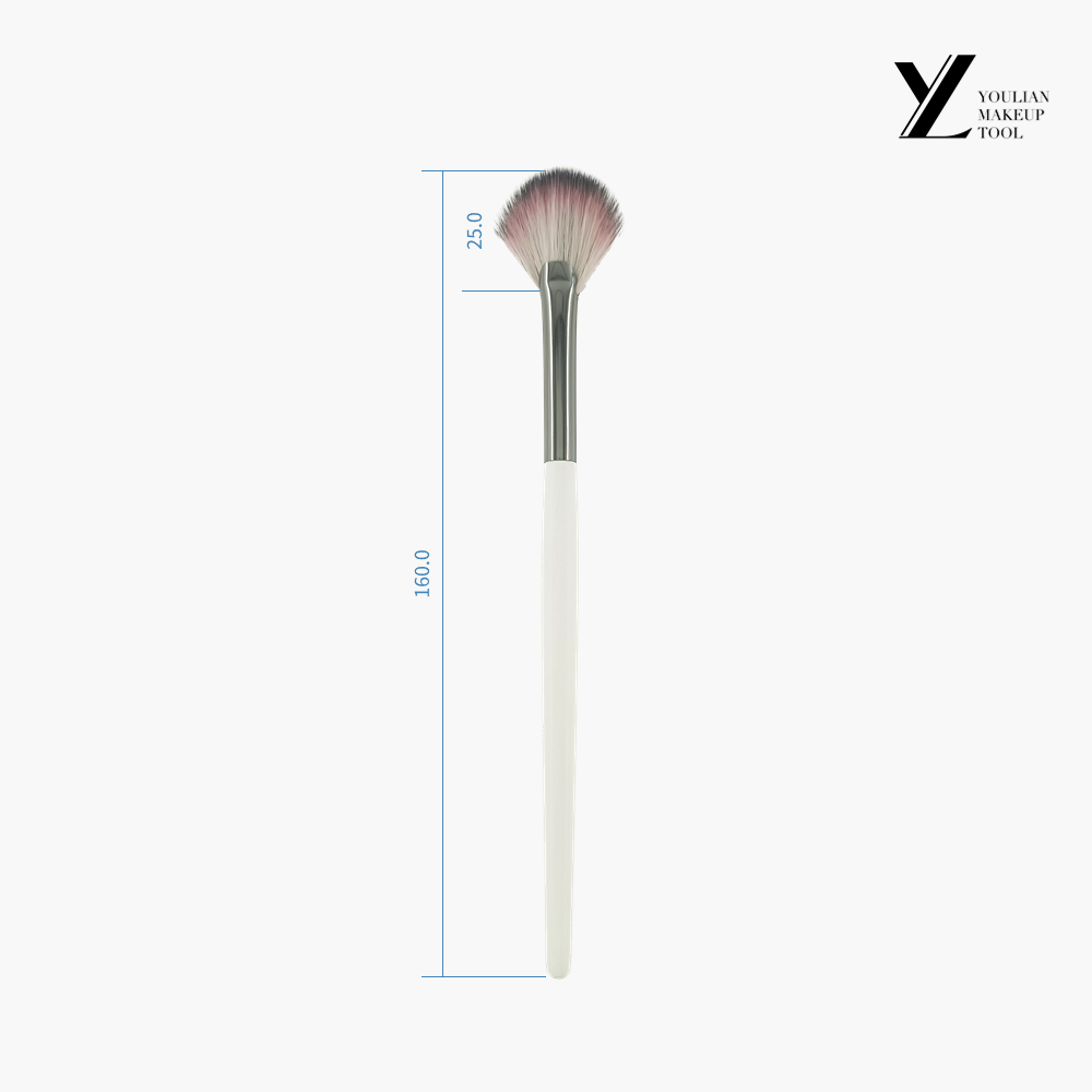 Tri-color gradient fan highlighter brush